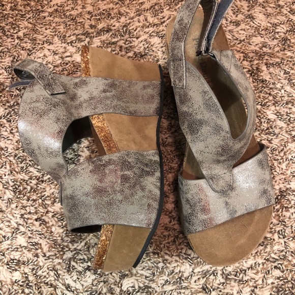 Platform wedge sandals. NWOT. Very cute! - Picture 5 of 5